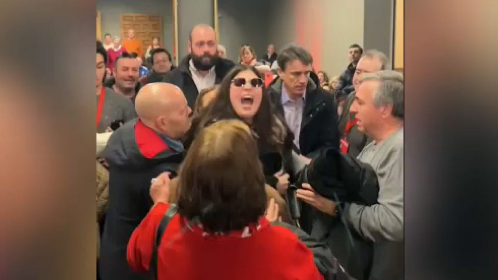 Moment dels insults de la regidora del PP de Vallanca a Sánchez en el míting