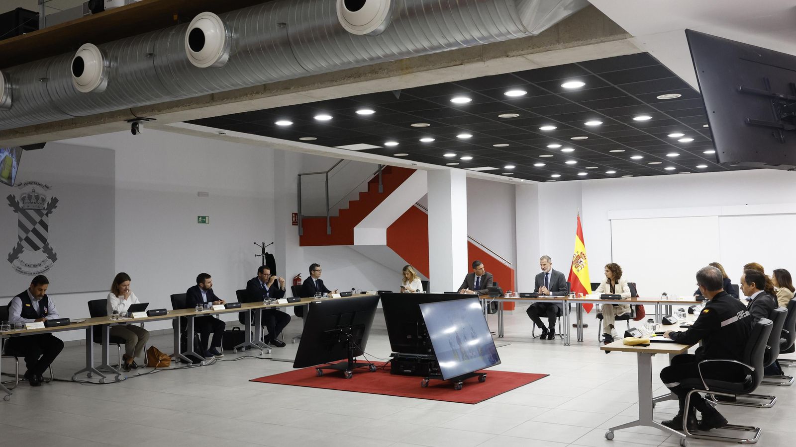 Reunió del comité de crisi per la DANA en presència del rei, el president del govern i diversos ministres este dilluns Reunió del comité de crisi per la DANA en presència del rei, del president del govern, i de diversos ministres en la caserna general de la UME este dilluns