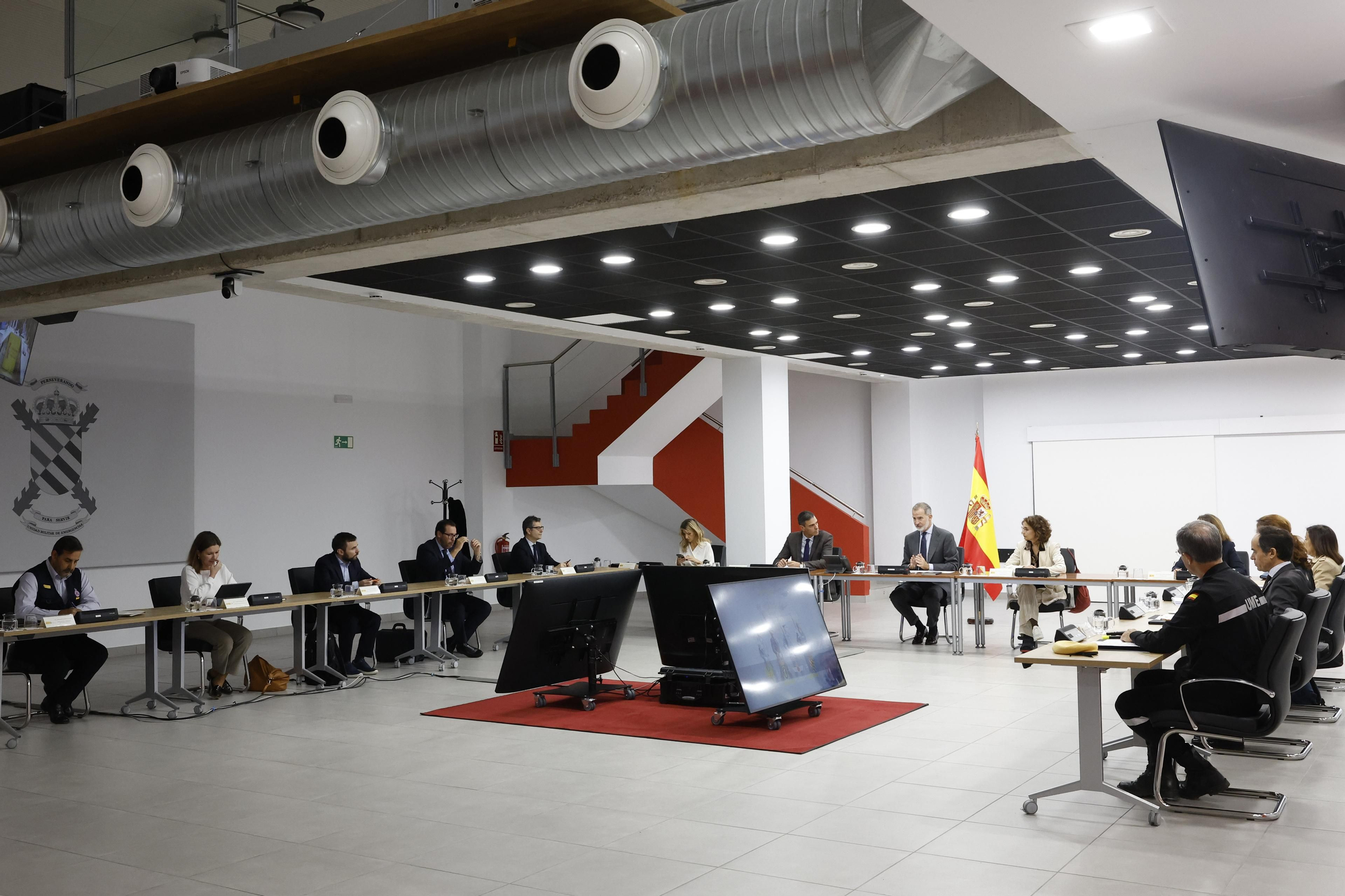 Reunió del comité de crisi per la DANA en presència del rei, el president del govern i diversos ministres este dilluns Reunió del comité de crisi per la DANA en presència del rei, del president del govern, i de diversos ministres en la caserna general de la UME este dilluns