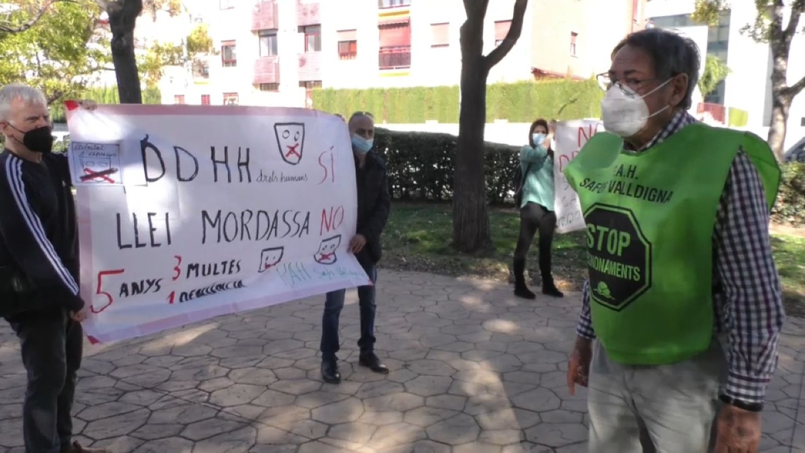 L'activista Joan Cogollos junt amb un grup de manifestants