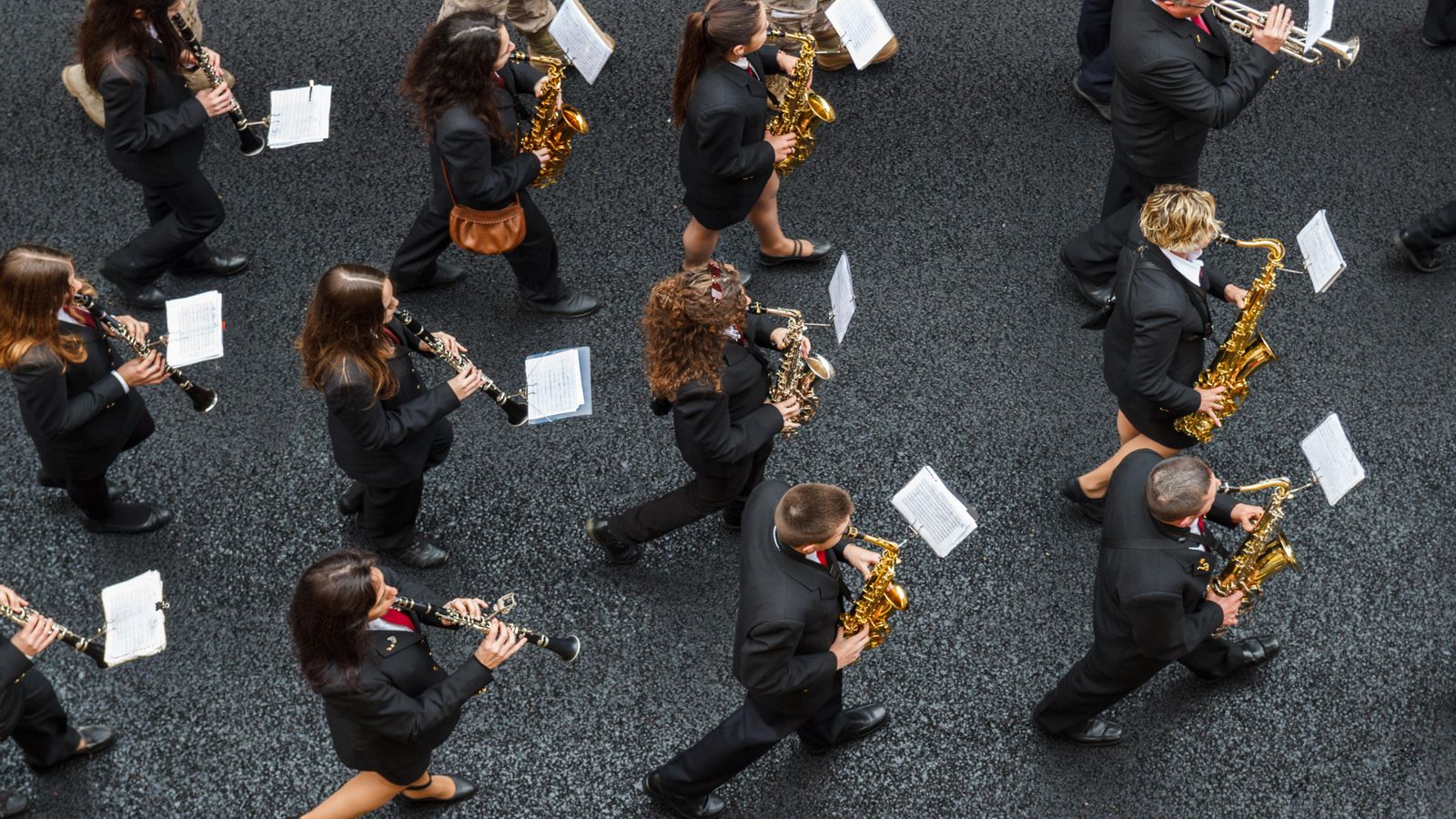 Banda de música desfilant pel carrer