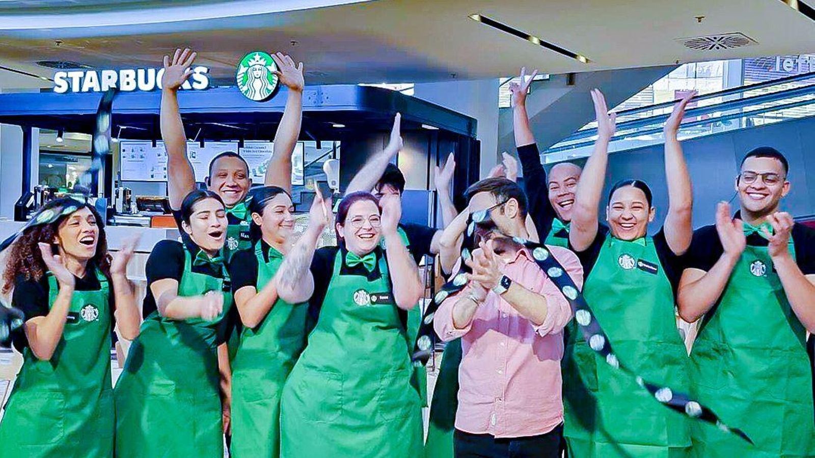 Recent apertura d'una cafeteria Starbucks al centre comercial la Salera de Castelló