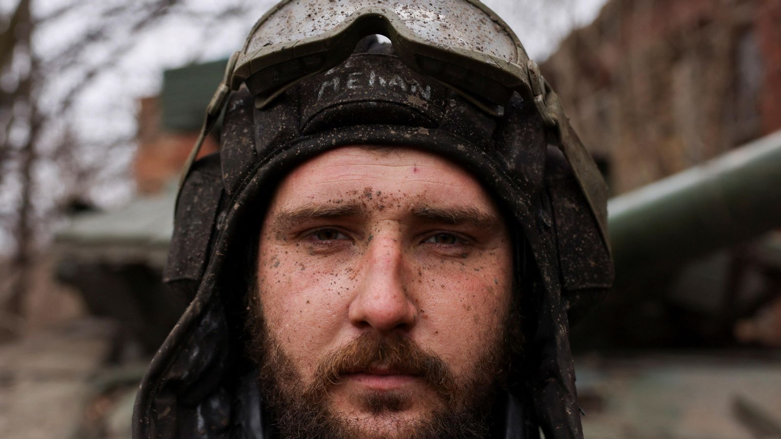 Un membre de la tripulació de la unitat de tancs ucraïnesos posa prop de Bakhmut, a la regió oriental de Donetsk, Ucraïna