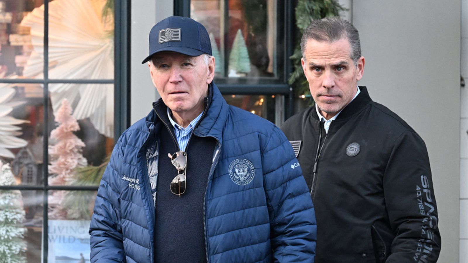 El president dels EUA, Joe Biden, i el seu fill Hunter ixen d'una llibreria en Nantucket, Massachusetts