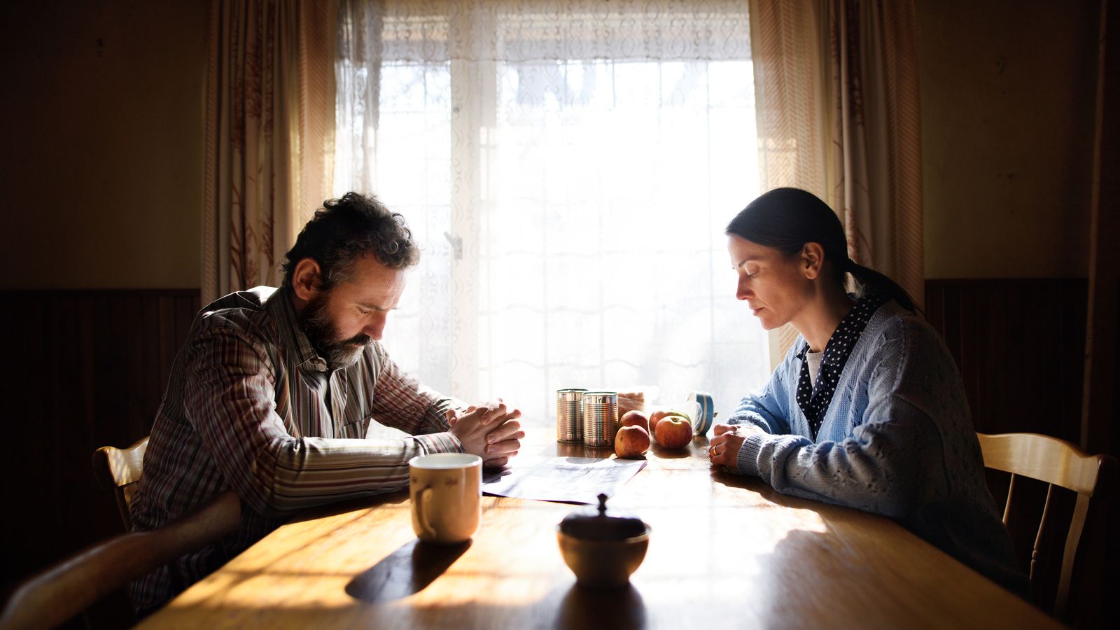 Una parella en el saló d'una casa (arxiu)
