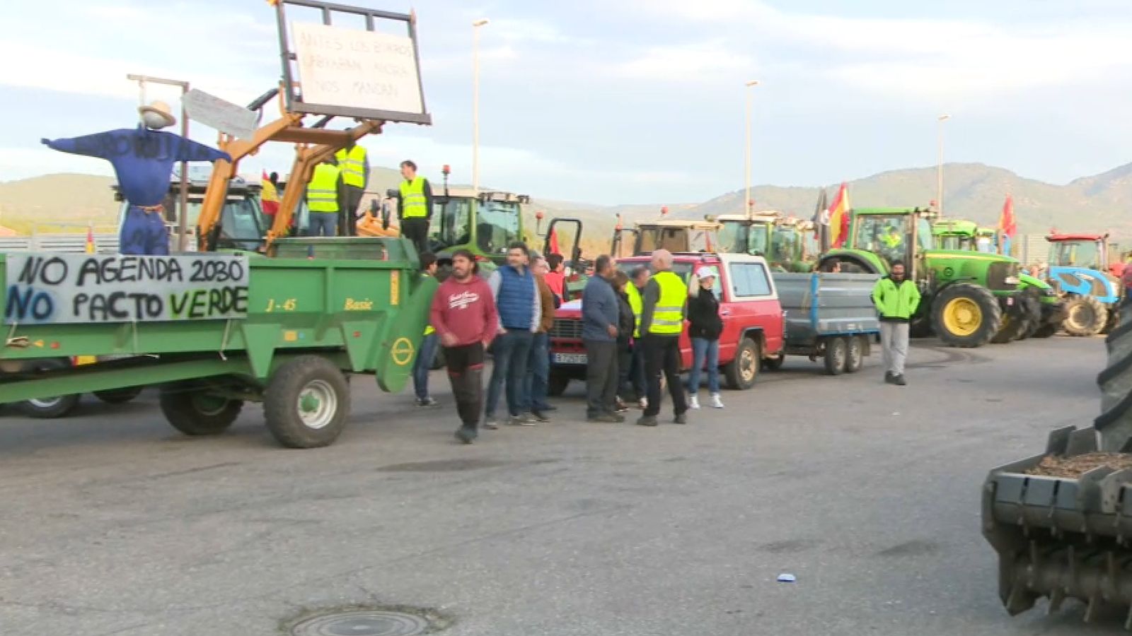 Concentració de tractors als Ibarsos per a participar en la marxa lenta per la CV-15 a primera hora d'aquest dijous