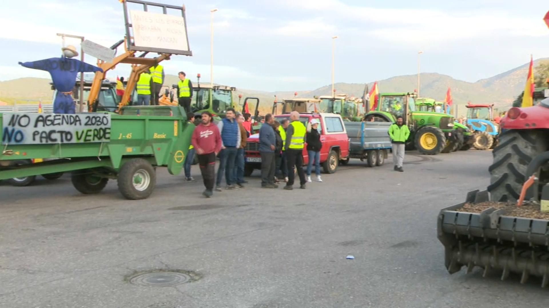 Concentració de tractors als Ibarsos per a participar en la marxa lenta per la CV-15 a primera hora d'aquest dijous Concentració de tractors als Ibarsos per a participar en la marxa lenta per la CV-15 a primera hora d'aquest dijous