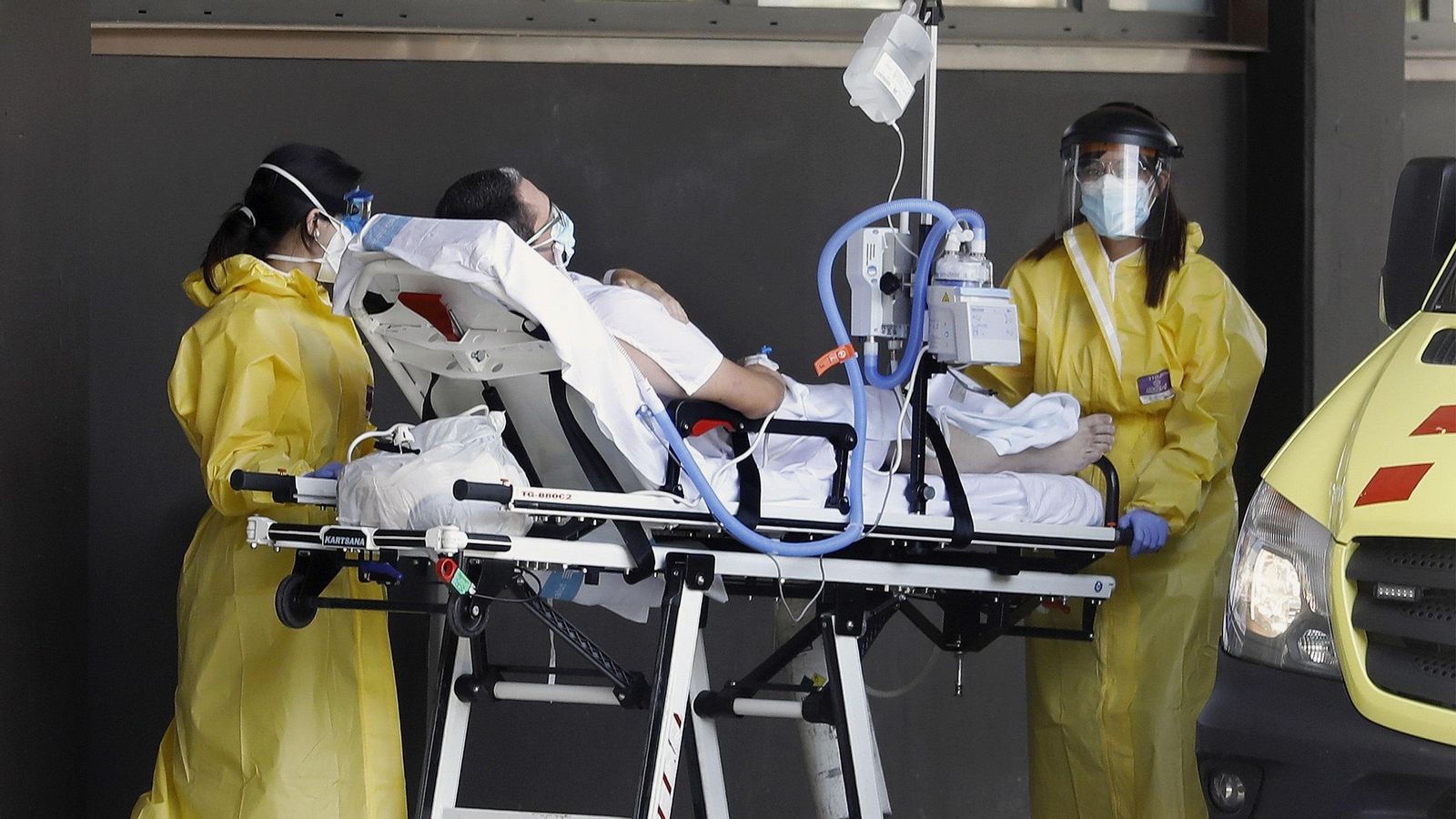 Un malalt de Covid-19 arriba a l'Hospital Universitari de Bellvitge, a Catalunya
