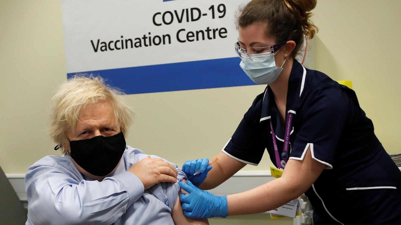 Boris Johnson rep una dosi de la vacuna d'AstraZeneca