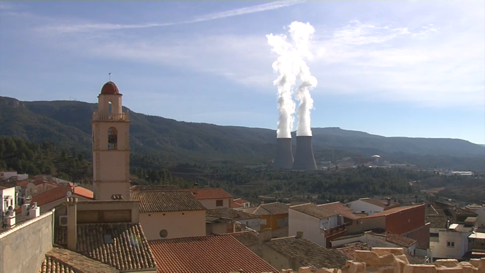 Central nuclear de Cofrents vista des del poble