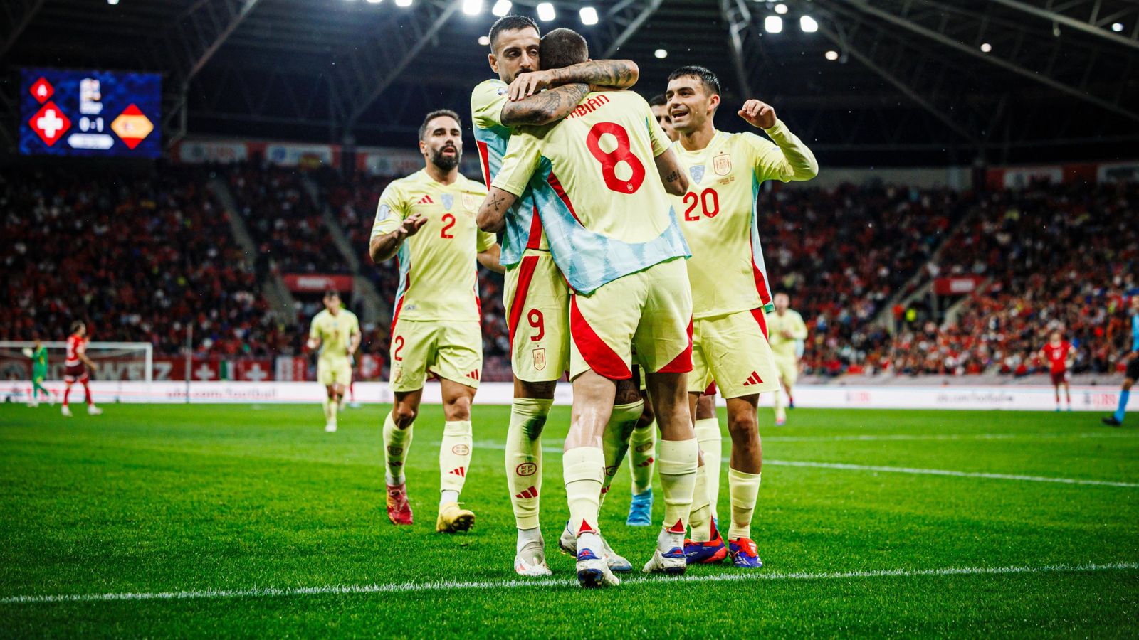 Els jugadors de la selecció espanyola celebren el segon gol del partit