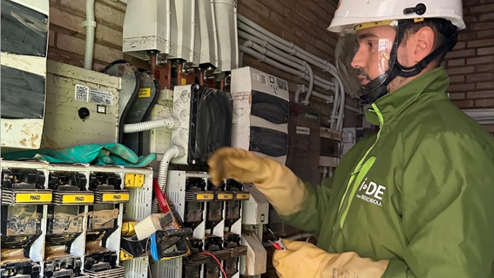 Reparació de instal·lacions eléctriques afectades per la dana