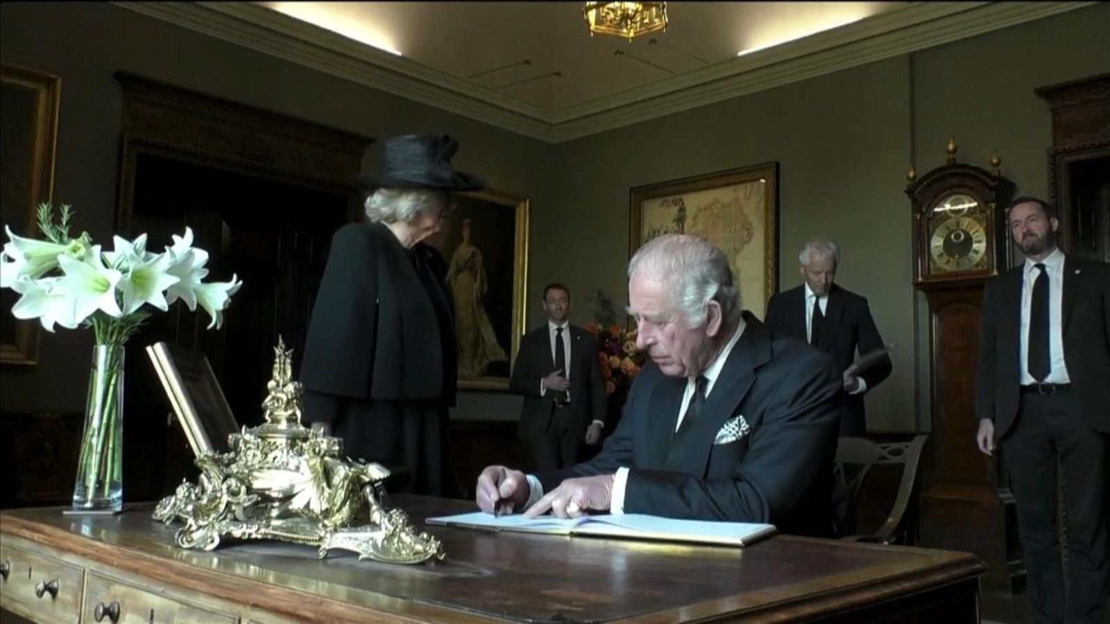 Nou cabreig de Carles III en signar uns documents