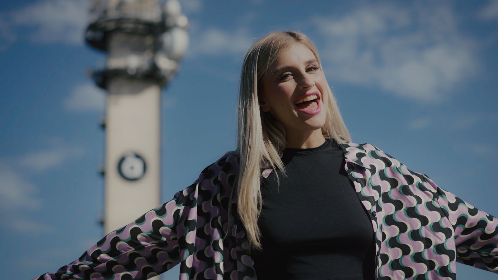 Samantha en els estudis de Burjassot d'À Punt, una de les localitzacions per al videoclip de 'Mi tierra'