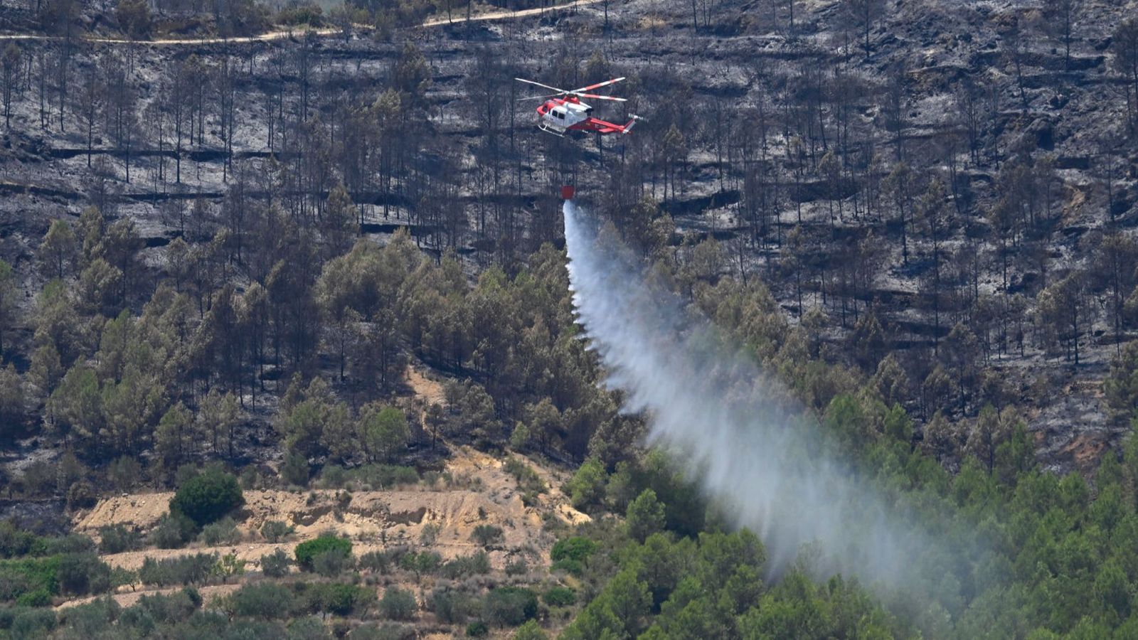Un mitjà aeri descarrega aigua en la zona de l'incendi de Soneja, el passat dilluns