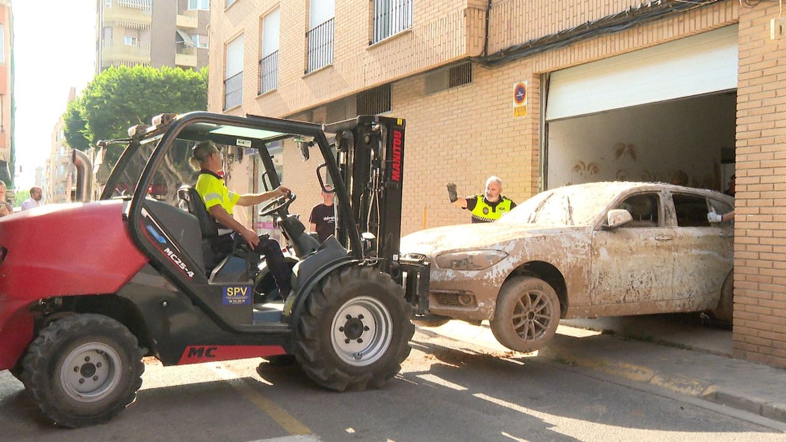 Cotxes de la dana rescatats d'un garatge d'Aldaia 640 dies després