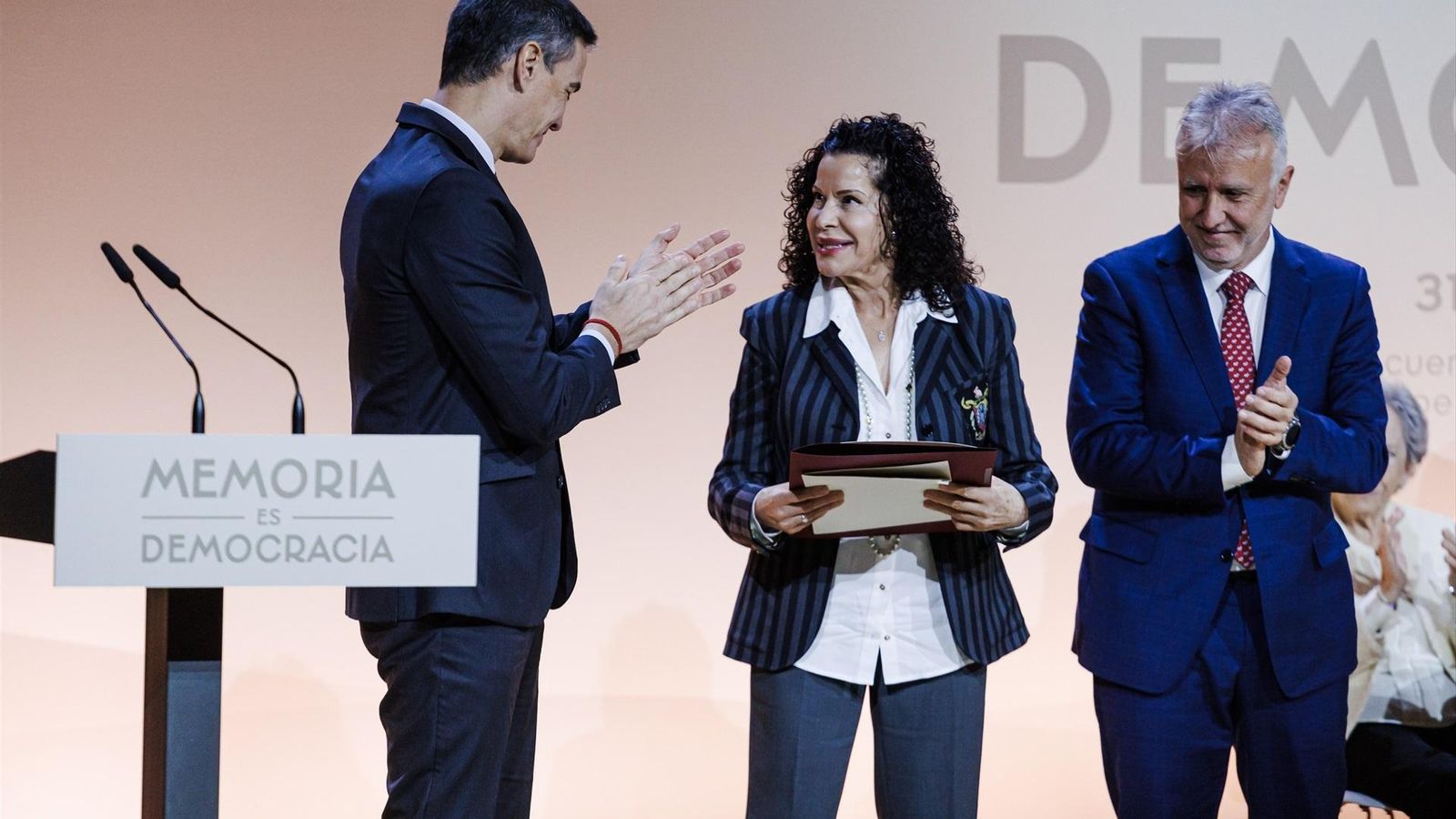 El president Sánchez i el ministre Torres lliuren una declaració a la nora de Miguel Hernández, Lucía Izquierdo