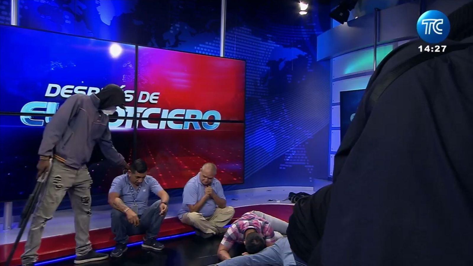 Un dels encaputxats amb un arma i diversos treballadors de la cdena de televisió de Guayaquil TC
