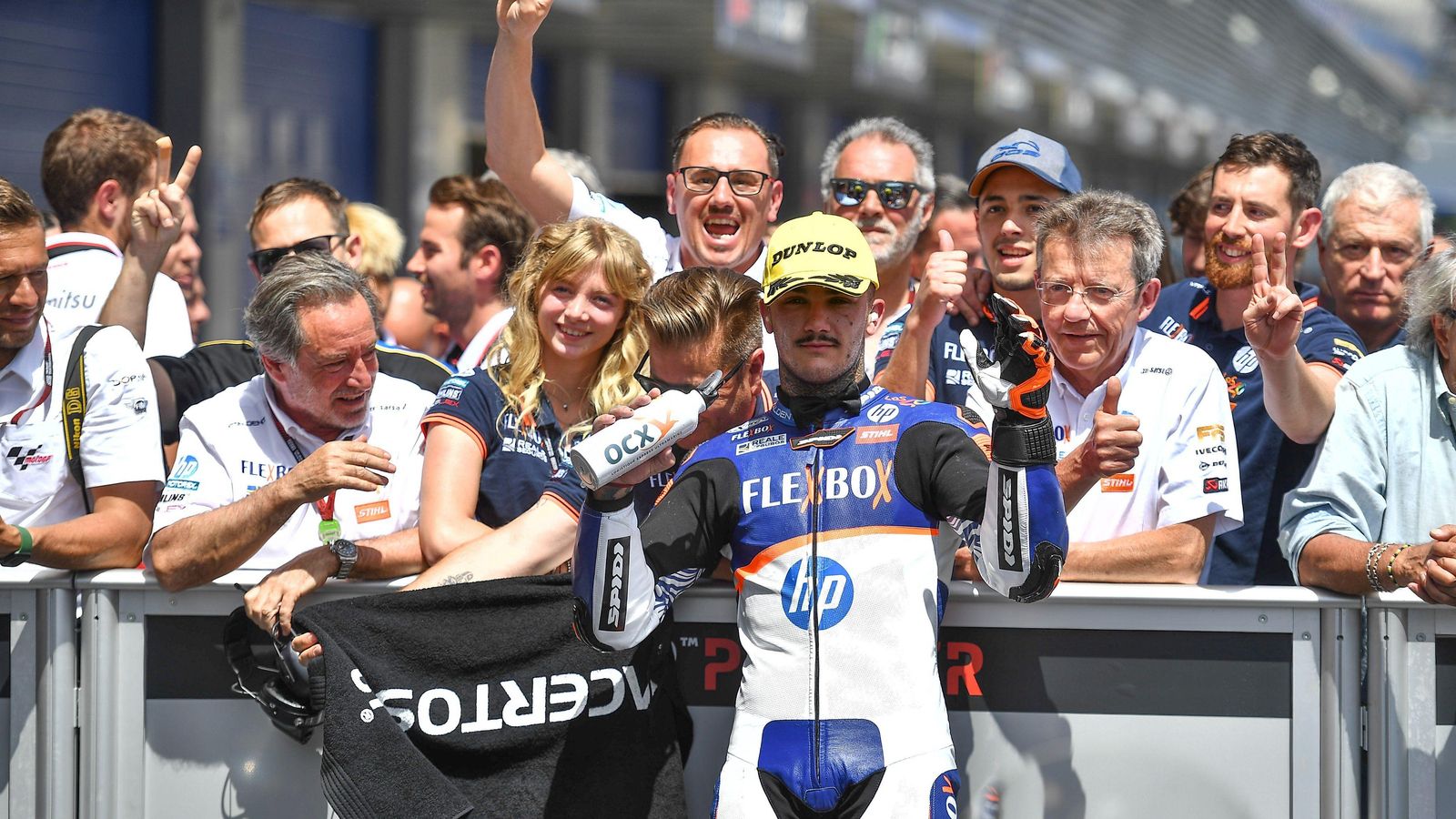 Aron Canet celebra la pole amb el seu equip