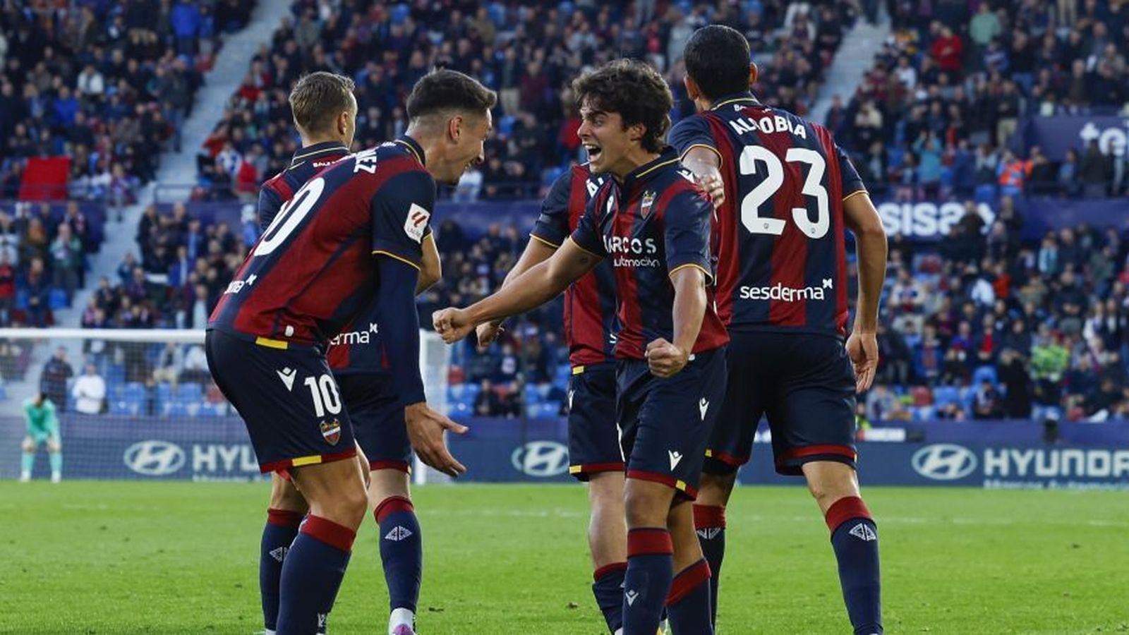 Els jugadors del Llevant celebren el segon gol