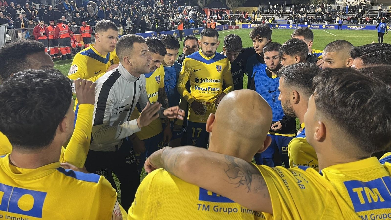 Els jugadors de l'Oriola escolten les indicacions del tècnic Jose Ramón Rodríguez