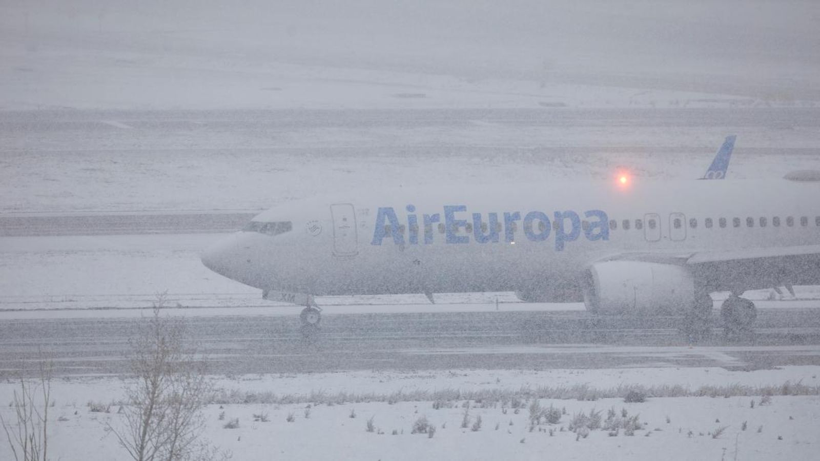 Un avió d'Air Europa aterra a l'aeroport de Madrid-Barajas en ple temporal de neu