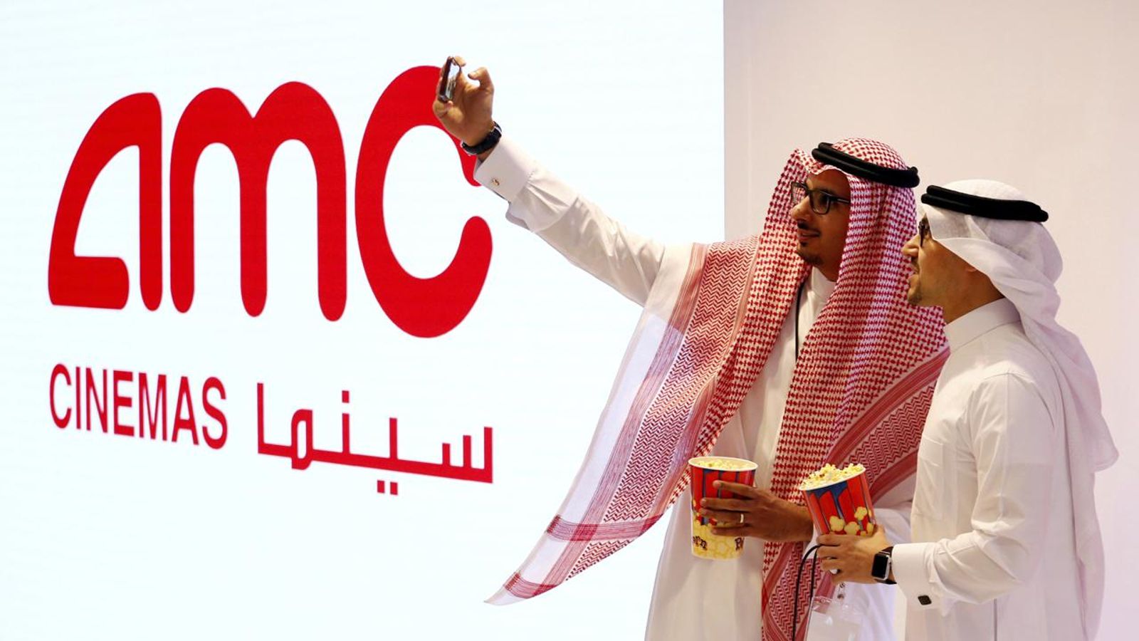 Dos homes es fan un selfie al primer cine obert al país