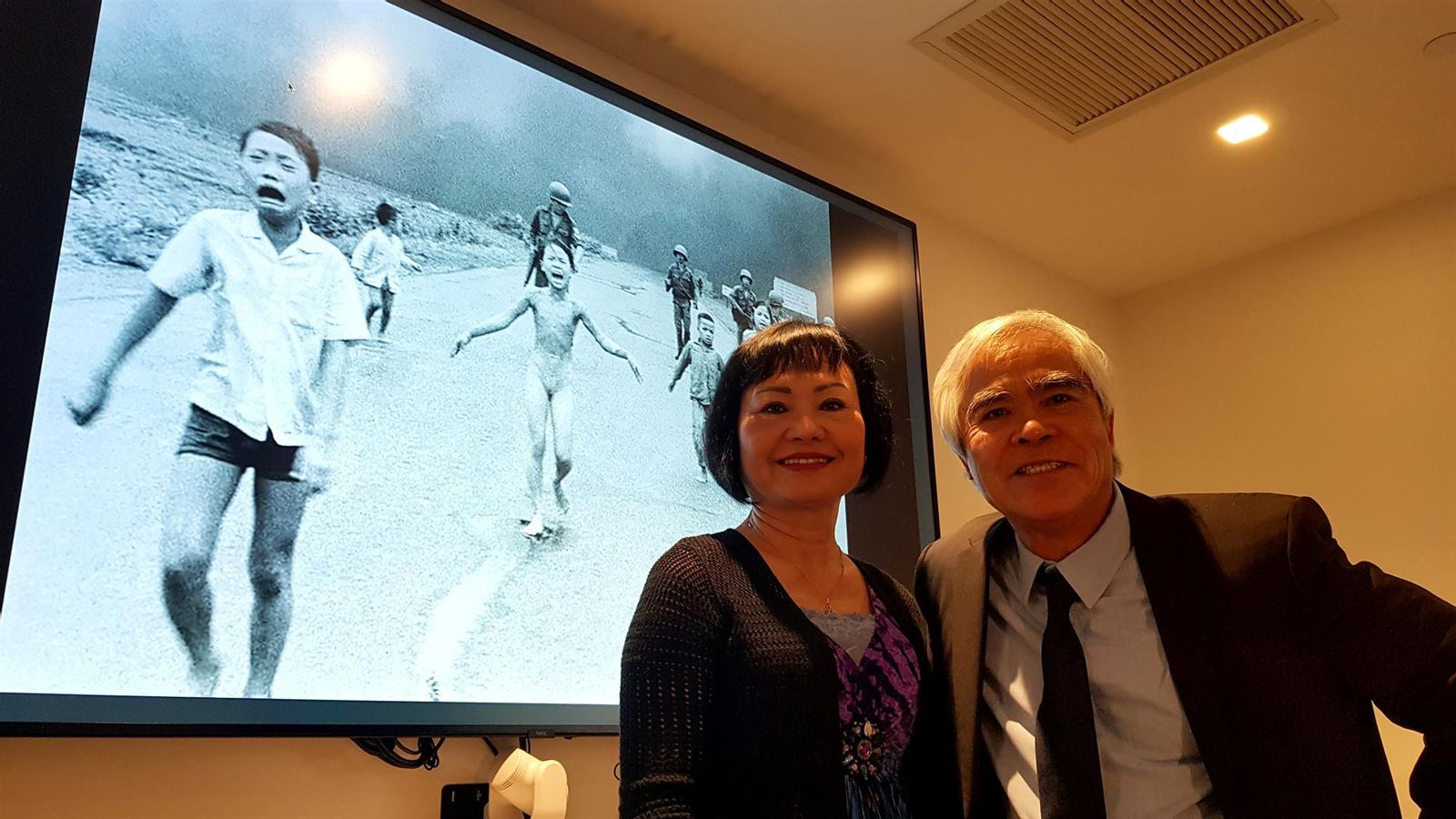 Kim Phuc, coneguda com la "xiqueta del napalm", posa amb Nick Ut, el fotògraf de l'agència AP que la va retratar en la icònica imatge