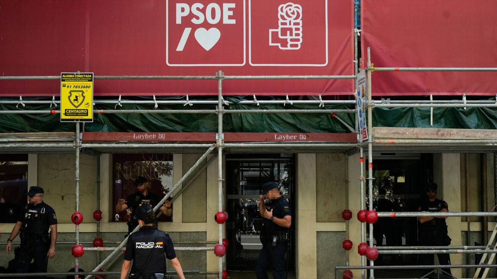 Agents de la Policia Nacional vigilen l'accés a Ferraz, durant l'actuació de l'UCO de la Guàrdia Civil