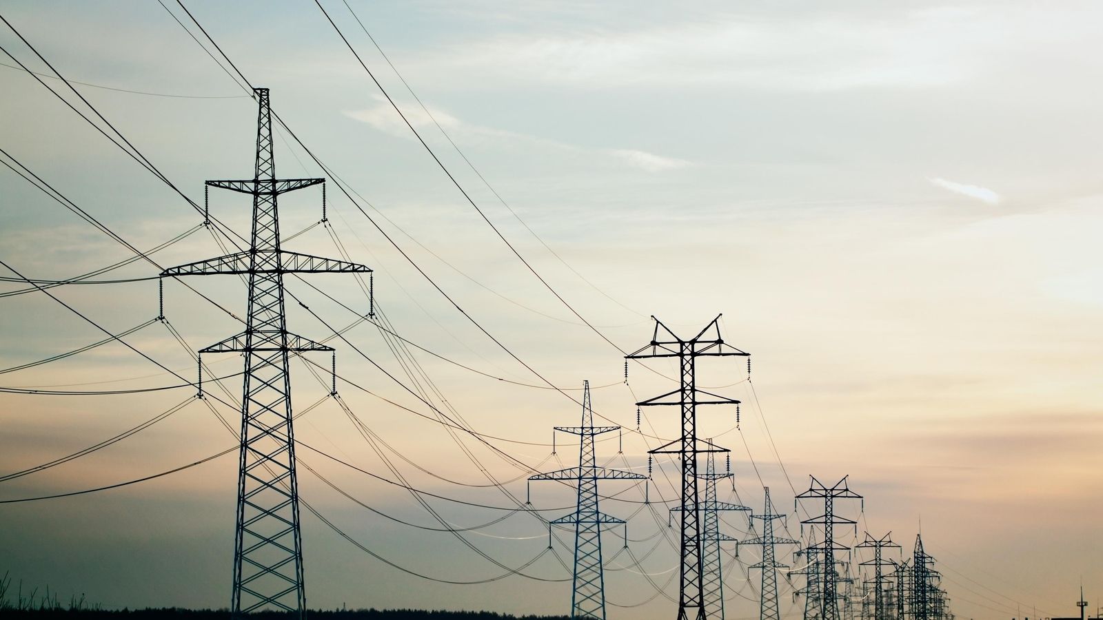 Imatge d'arxiu d'un paisatge amb torres d'alta tensió