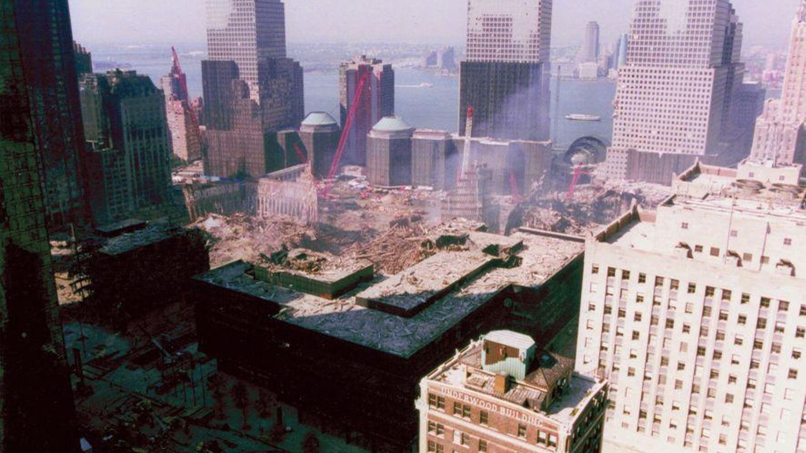 Imatge des d'un edifici adjacent de les restes de les Torres Bessones després de l'atemptat terrorista de l'11S