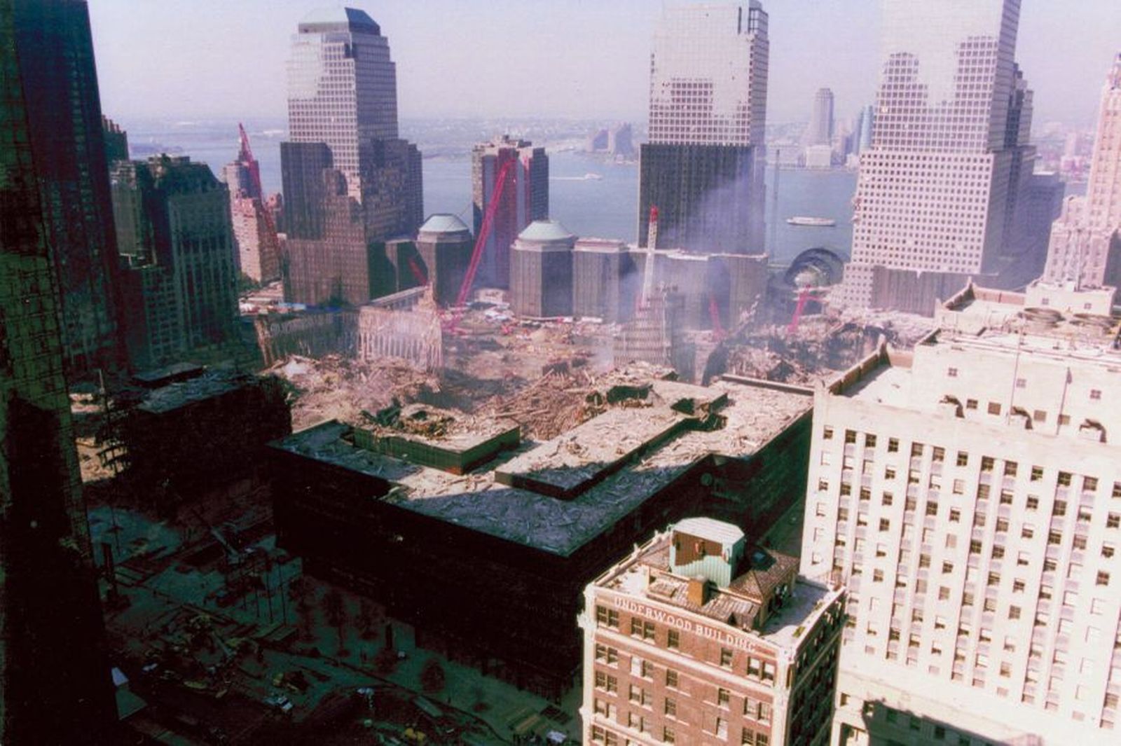 Imatge des d'un edifici adjacent de les restes de les Torres Bessones després de l'atemptat terrorista de l'11S