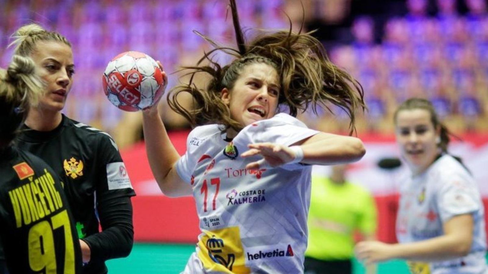 Jénnifer Gutiérrez assaja el llançament a porta