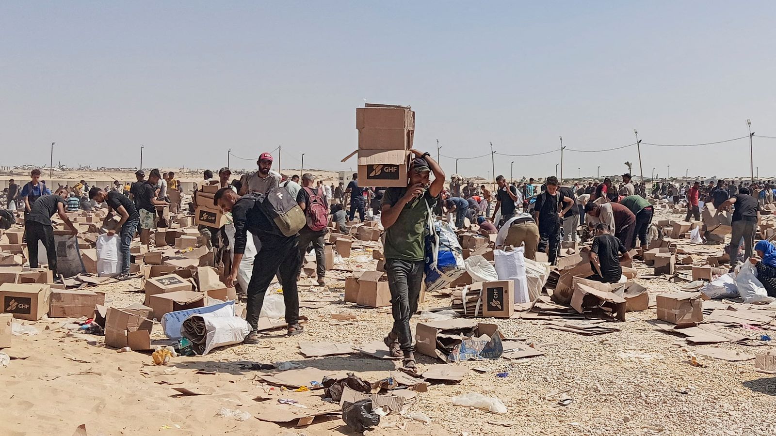 P alestins arrepleguen el que queda de subministraments d'ajuda del centre de distribució de la GHF a Rafah