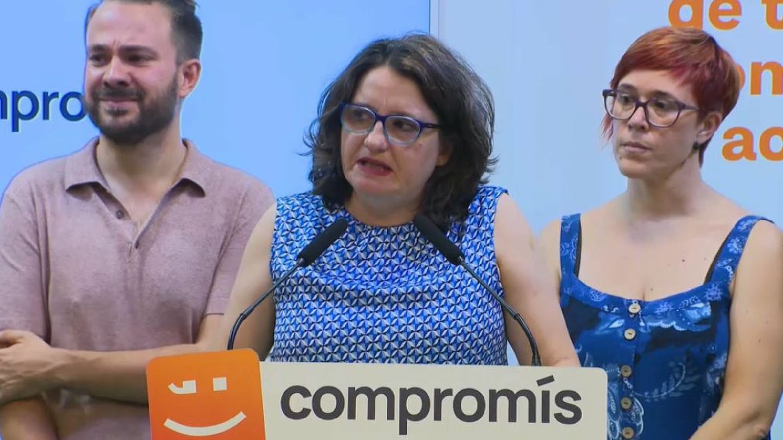 Mónica Oltra en el moment en què comunica la seua decisió de dimitir, entre els plors d'ella i dels seus companys