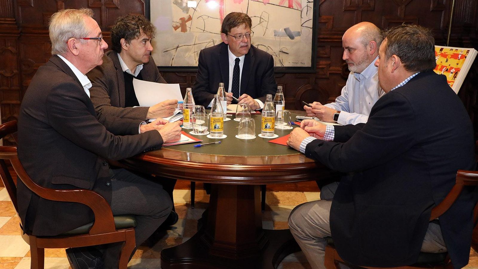 El president de la Generalitat, Ximo Puig, durant la reunió amb els reprentants de Turisme i Emergències