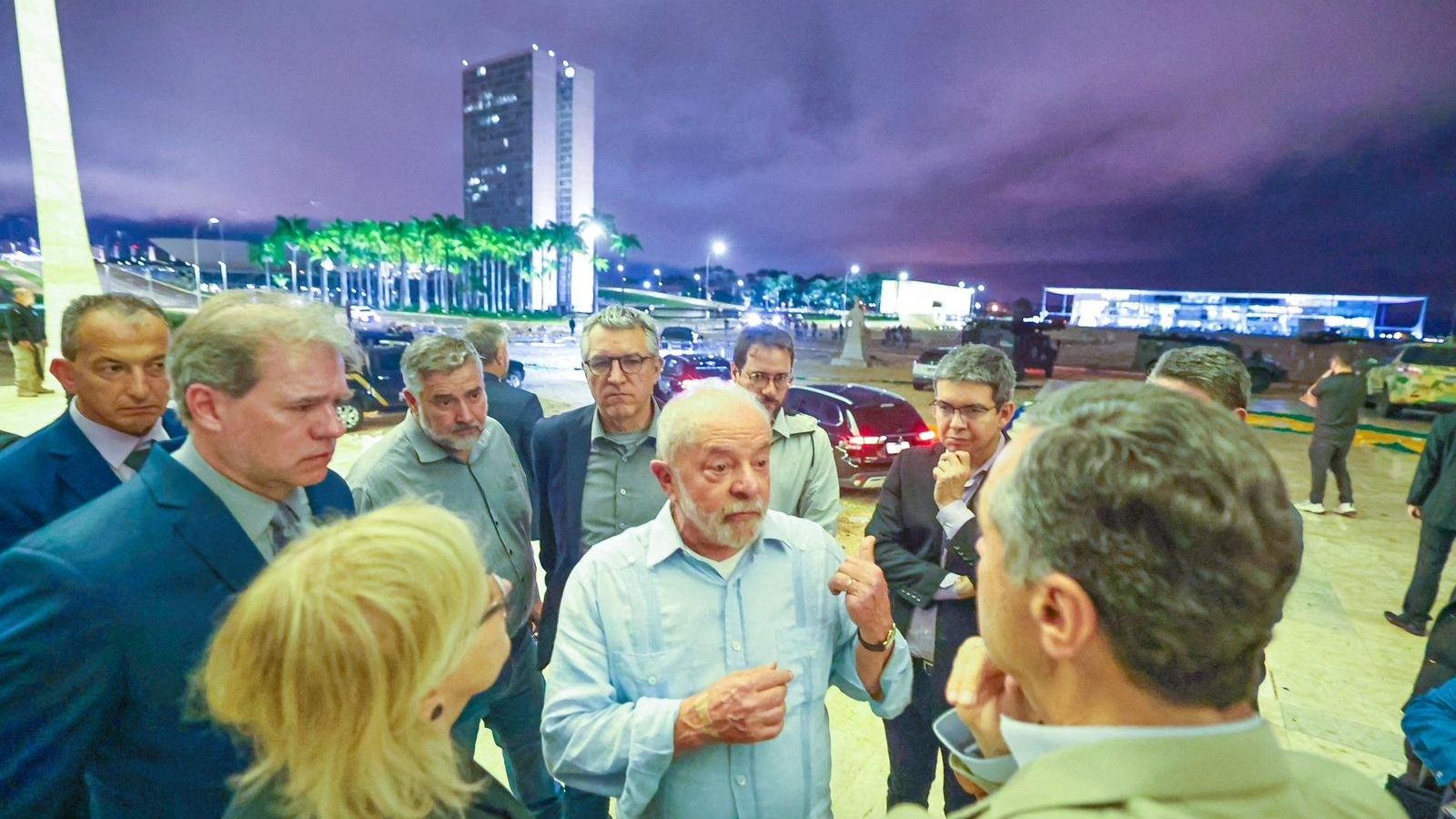 El president del Brasil conversa amb responsables de seguretat a les portes del Congrés, hores després de l'atac