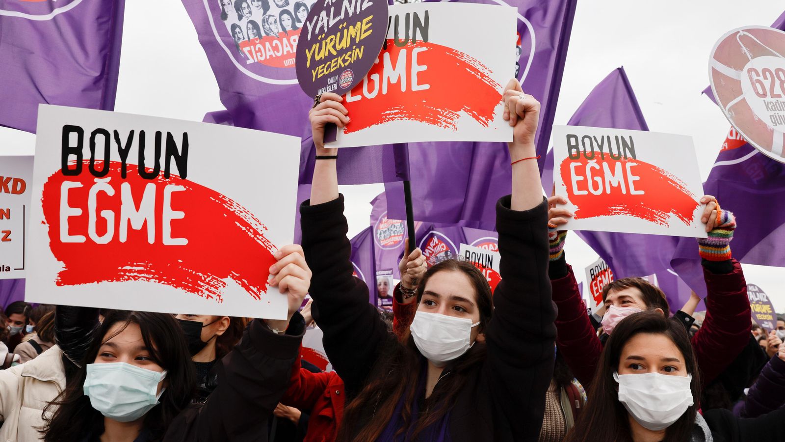 Feministes protesten contra la decisió del govern turc a Istanbul.