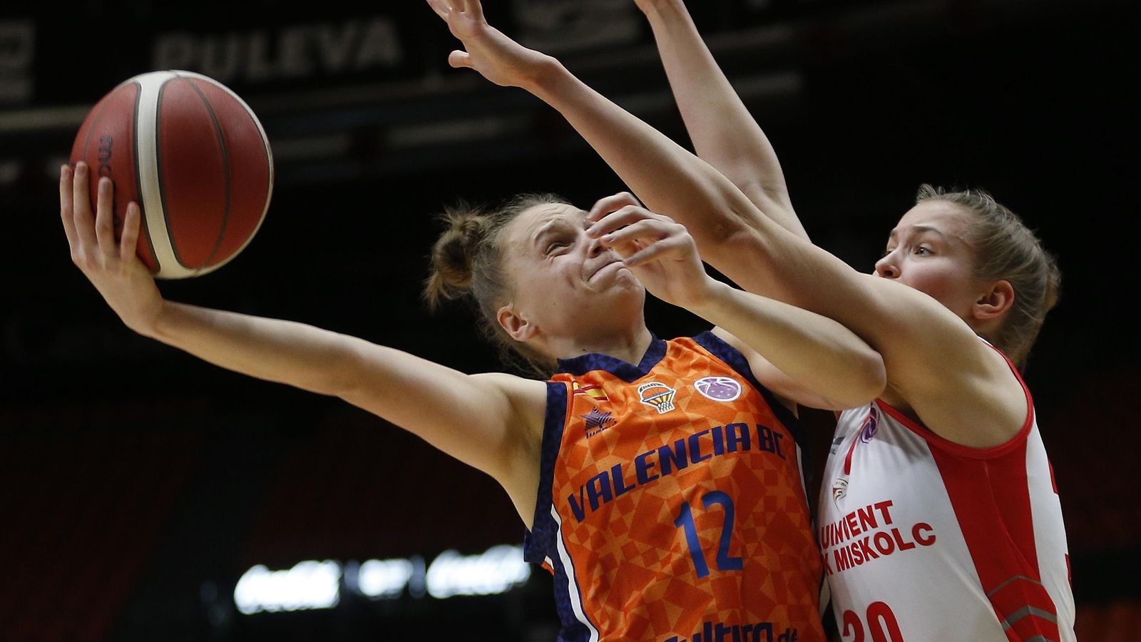 Moment del duel entre el València Basket i el Miskolc d'Hongría a la Fonteta