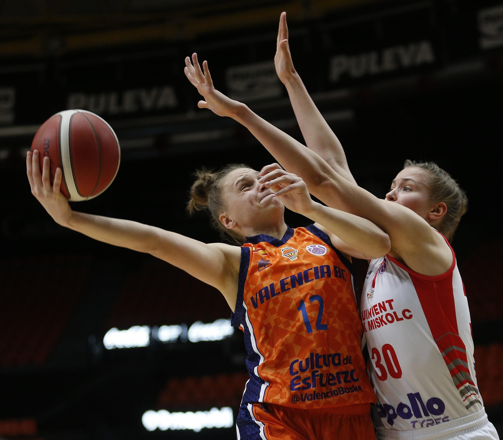 Moment del duel entre el València Basket i el Miskolc d'Hongría a la Fonteta