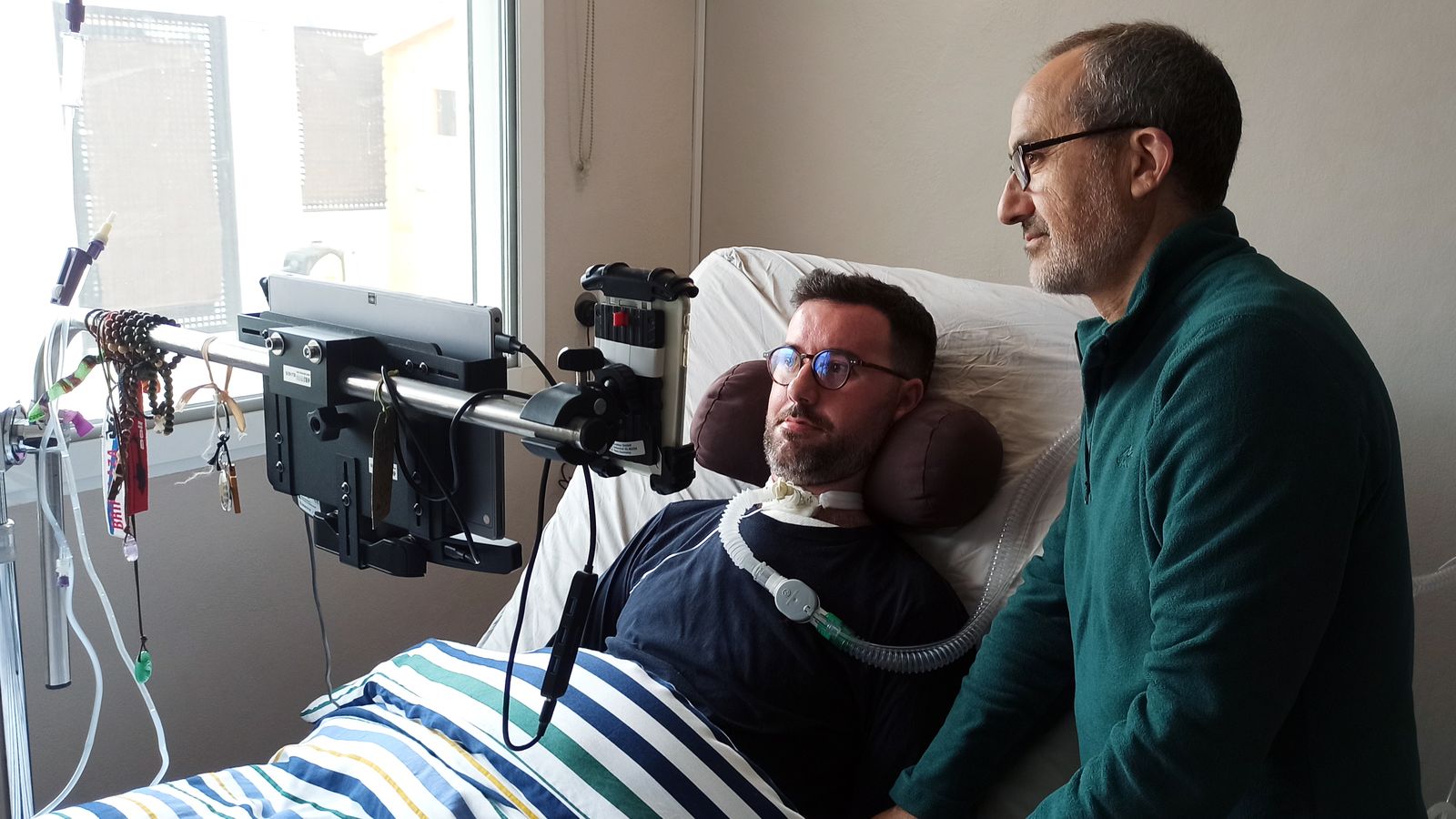 Un pacient amb ELA amb un dels lectors oculars