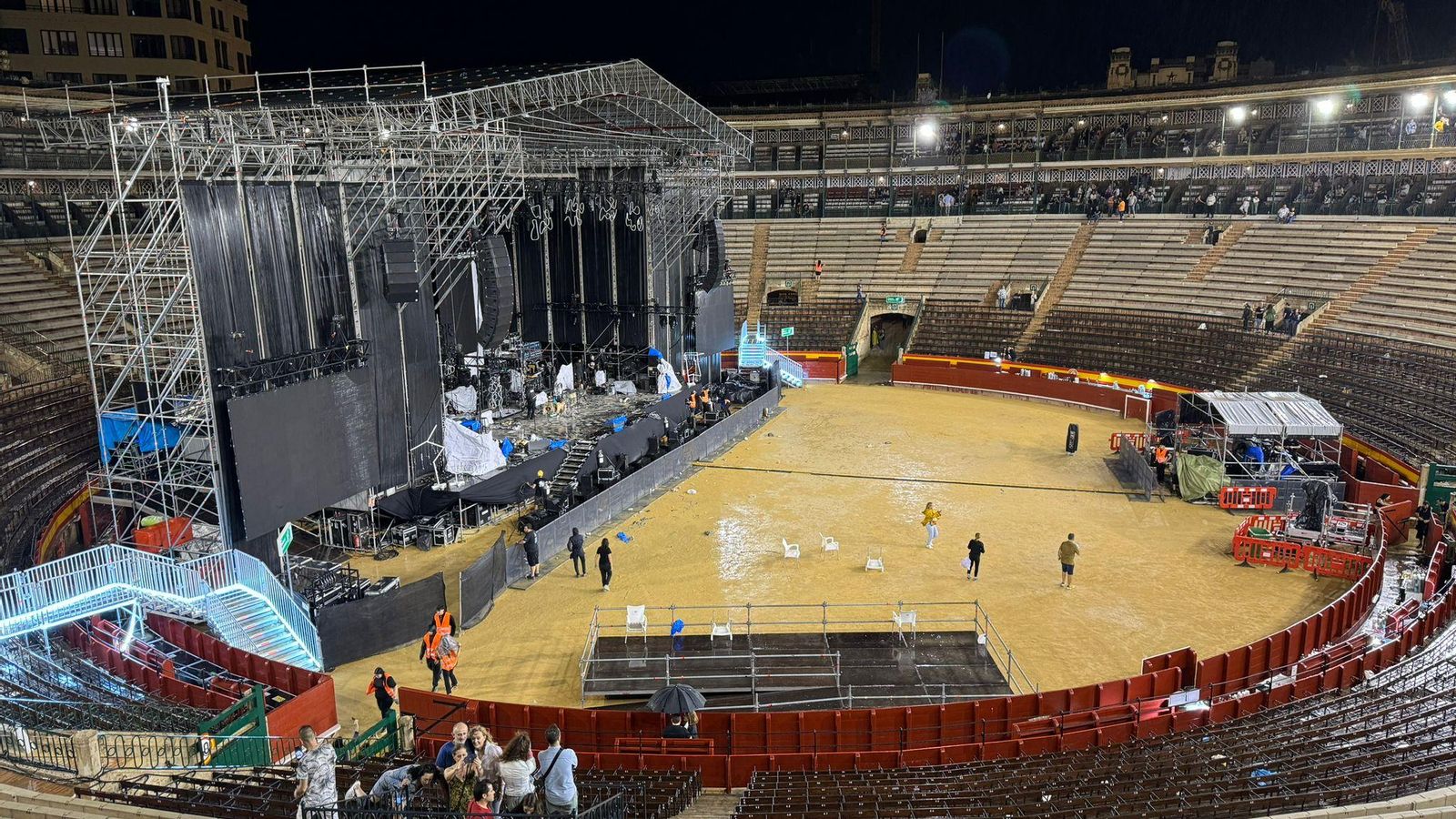 La plaça de Bous completament desallotjada per la pluja i el fort vent La plaça de Bous completament desallotjada per la pluja i el fort vent