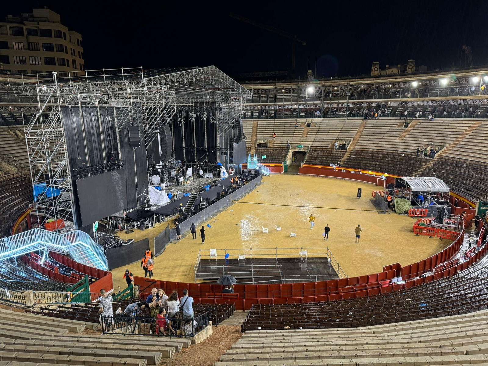 La plaça de bous de València completament desallotjada per la pluja i el fort vent