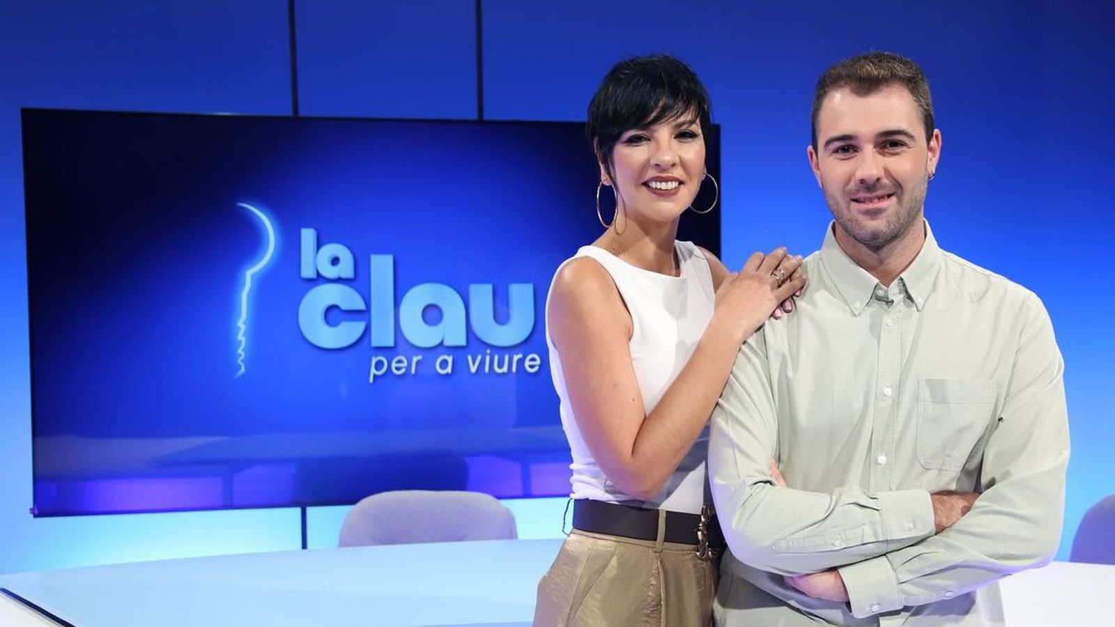 María Domínguez, presentadora de 'La clau per a viure', junt a Joan Milian, reporter del programa d'À Punt