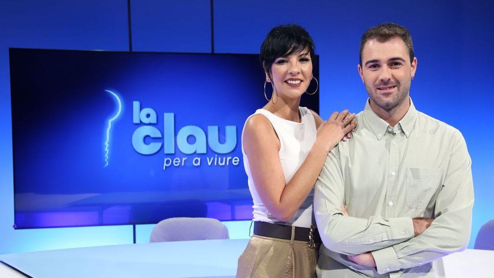 María Domínguez, presentadora de 'La clau per a viure', junt a Joan Milian, reporter del programa d'À Punt