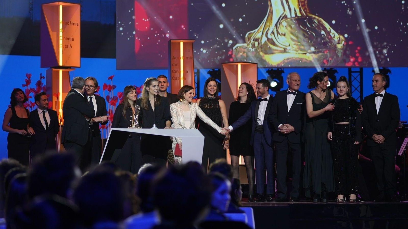 La cineasta Carla Simón, al centre de la imatge, en un moment de la gal·la de lliurament dels premis Gaudí
