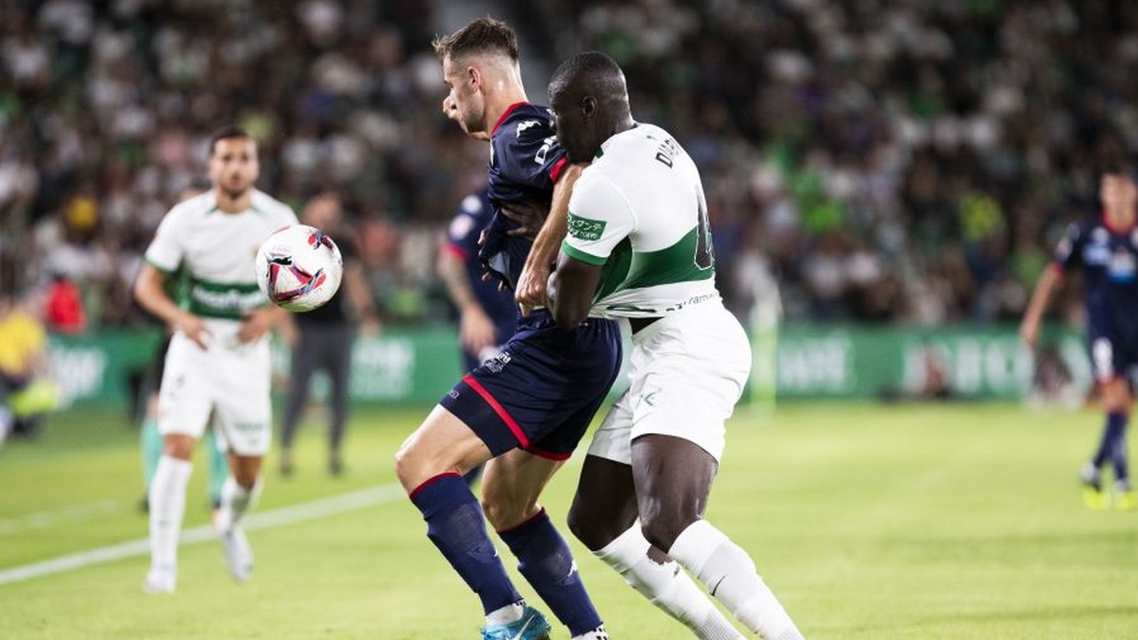 Diaby disputa una pilota amb un jugador del Deportivo