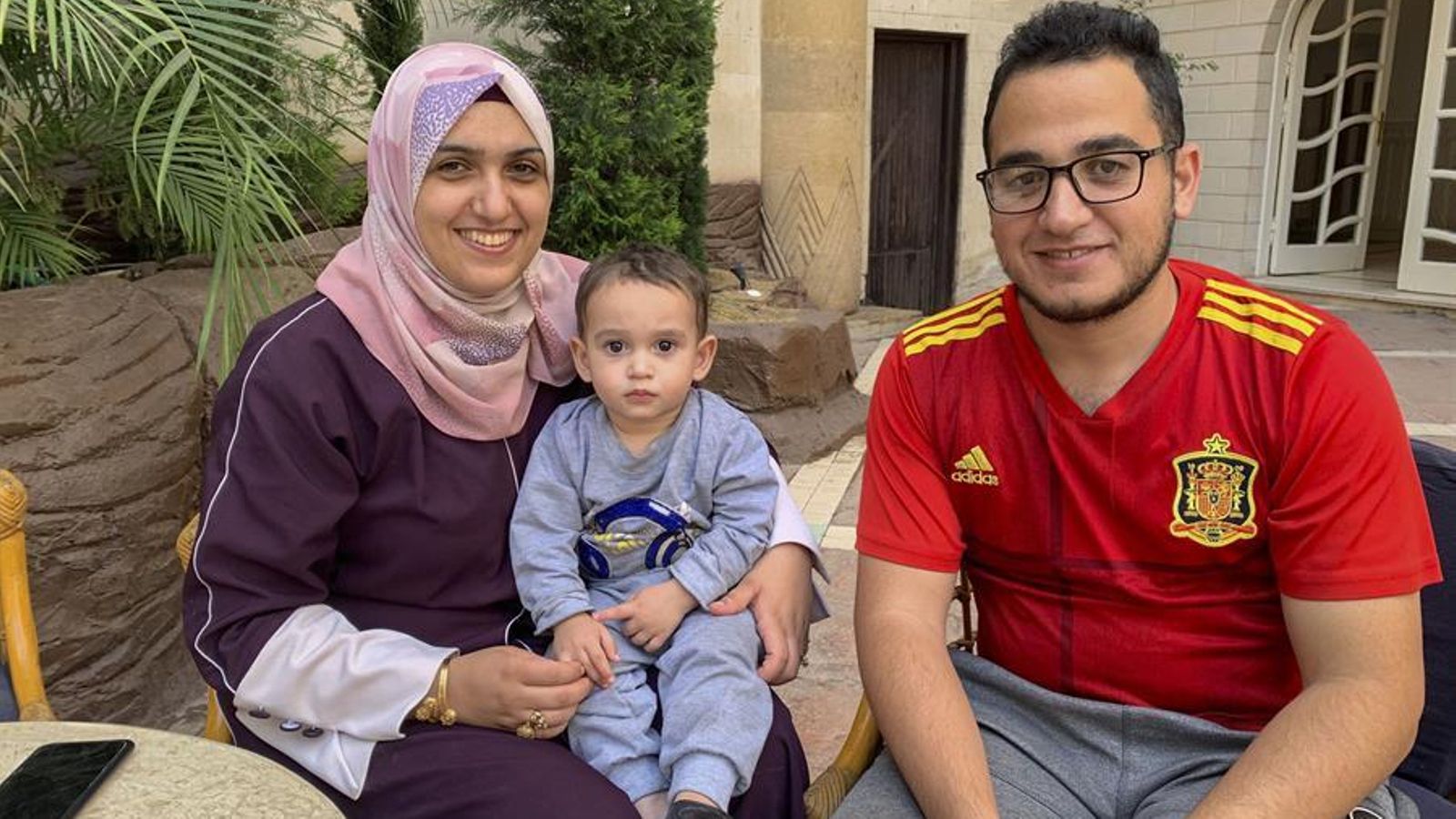 L'espanyola  Salsabeel Hamdan i el marit Taher i el fill Yasin, a l'hotel d'Egipte on esperen l'evacuació cap a València