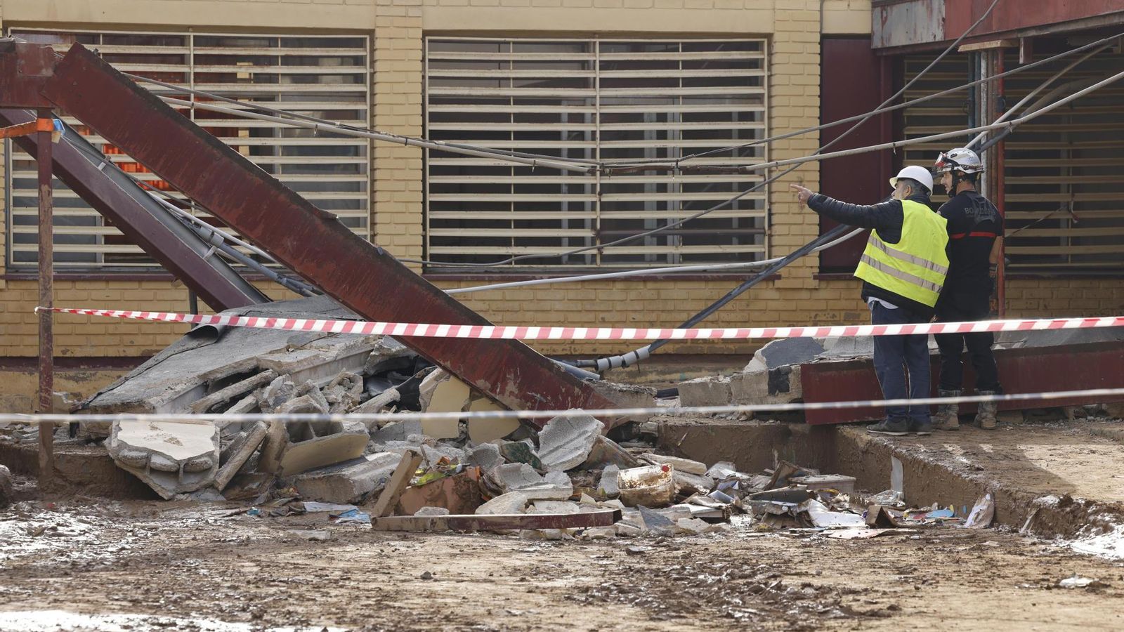 Bombers revisen l'estructura de la zona esfondrada al col·legi Lluís Vives, el passat diumenge