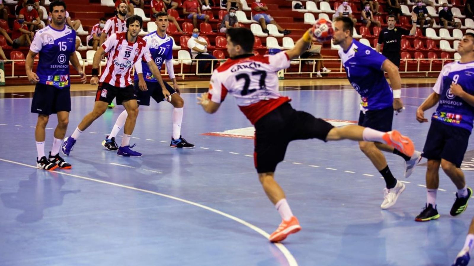 Oscar García (Port de Sagunt) tracta de fer un gol